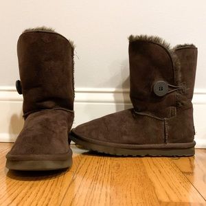 brown uggs
